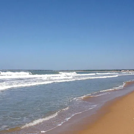 Holiday home Three-bedroom Holiday In Sur Mer L'Aiguillon-sur-Mer